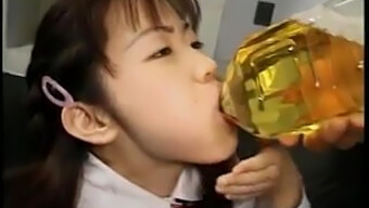 Gadis Asia Dirogol Dengan Ganas Dan Minum Air Kencing Mentah Dalam Video Buatan Sendiri