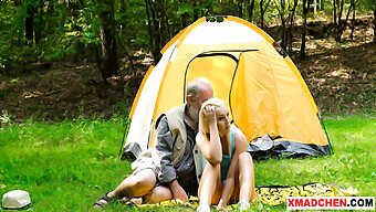 La Teenager Mangia Il Cazzo Al Picnic Di Famiglia