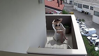 Adolescenta Italiană Surprinsă Masturbându-Se Pe Balconul Ei