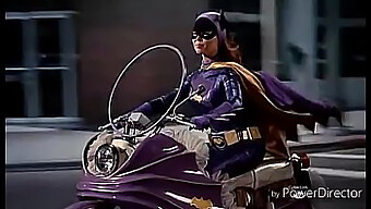 Những Siêu Anh Hùng Trong Phòng Ngủ: Kỹ Năng Làm Tình Bằng Miệng Của Batgirl Ngực To