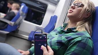 Masturbazione Con Una Bacchetta Magica In Un Treno