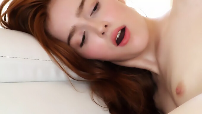 A Beleza Ruiva De Jia Lissa É O Cenário Perfeito Para Um Orgasmo Satisfatório