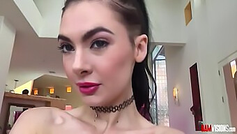 A Adolescente Marley Brinx Se Prepara Para Uma Cena Anal Hardcore