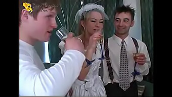 Les Amis D'Une Mariée Russe Profitent D'Une Fête De Mariage