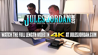 Två Män Njuter Av Jules Jordans Trånga Fitta