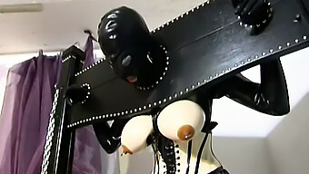 سيدة سيدة ترتدي ملابس لاتكس تعطي عمل يد Bdsm