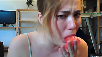 Amatør Deepthroat Og Gagging Med Dildo