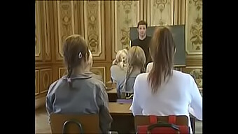 Klassisk Film Med Blonde Og Rødhårede Skolejenter Som Blir Knullet På Skolen