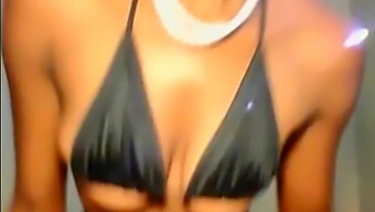 Mira A Una Impresionante Chica Negra Disfrutar Con Un Juguete Sexual Frente A La Cámara