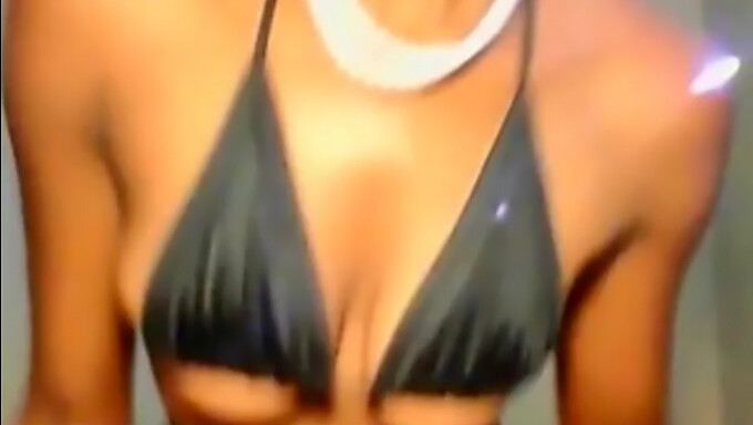 Mira A Una Impresionante Chica Negra Disfrutar Con Un Juguete Sexual Frente A La Cámara