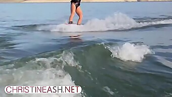 Milf-Ul Sexy Cu Sânii Mari Christine Ash Waterskis În Public