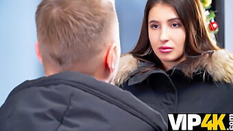 Úžasná Brunetka Tínedžerka Sa Hrubo Poteší