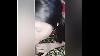 Vidéo Amateur D'Un Jeune Couple S'Engageant Dans Une Activité Sexuelle